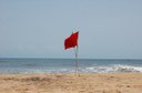 Bandera vermella a les dues platges de Sant Adrià
